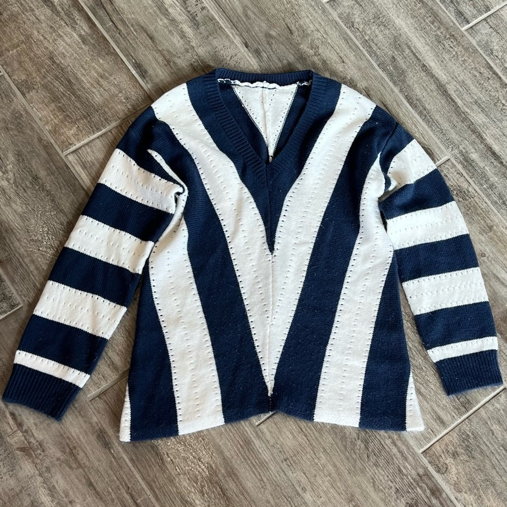 Striped V-Neck Sweater Pullover Knit Long Sleeve Casual‎ Top Size Small